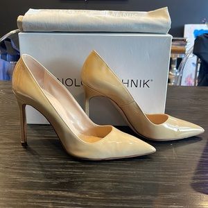 Manolo Blahnik BB Pump 105 in beige patent leather